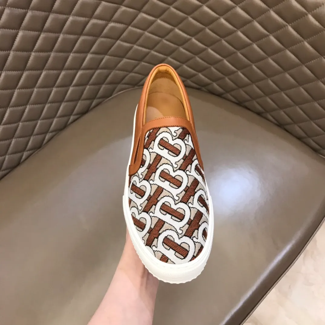 ◾️▫P340 B's new spring and summer product, men's classic low-cut slip-on sneakers, made of classic retro B's printed canvas material, spliced ​​with layered calfskin, and decorated with a new brand logo. First-layer cowhide lining, embossed Burberry logo on the heel, and original TPU outsole!  Size: 38-45